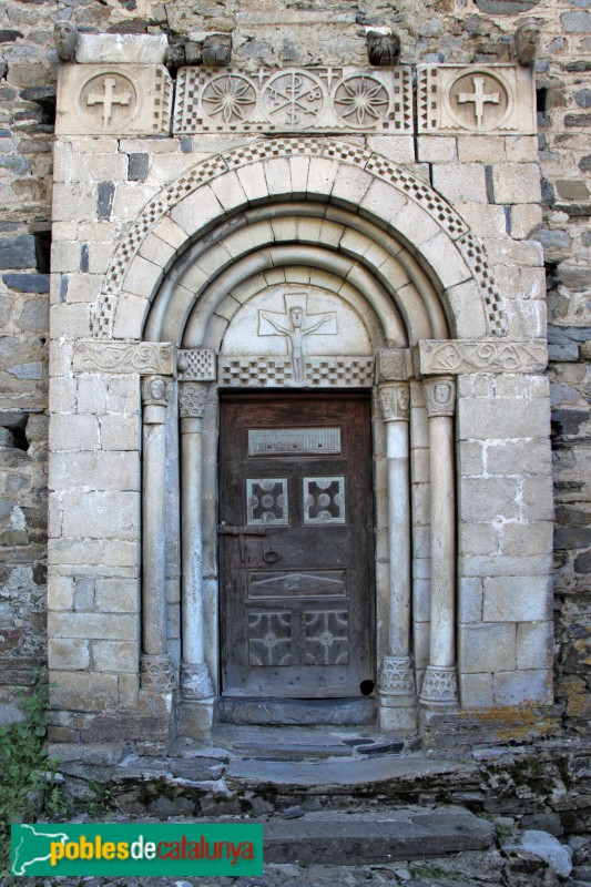 Escunhau - Església de Sant Pere, portada (Foto: Albert Esteves, 2018) Escunhau - Església de Sant Pere, portada