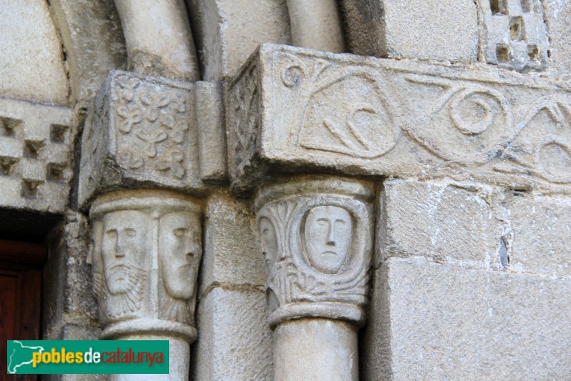 Escunhau - Església de Sant Pere, portada (Foto: Albert Esteves, 2018) Escunhau - Església de Sant Pere, portada