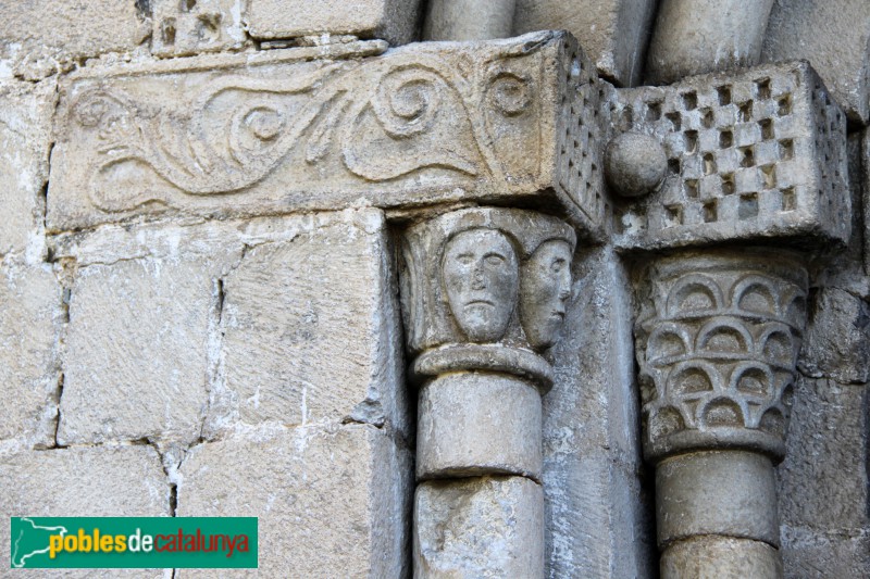 Escunhau - Església de Sant Pere, portada (Foto: Albert Esteves, 2018) Escunhau - Església de Sant Pere, portada