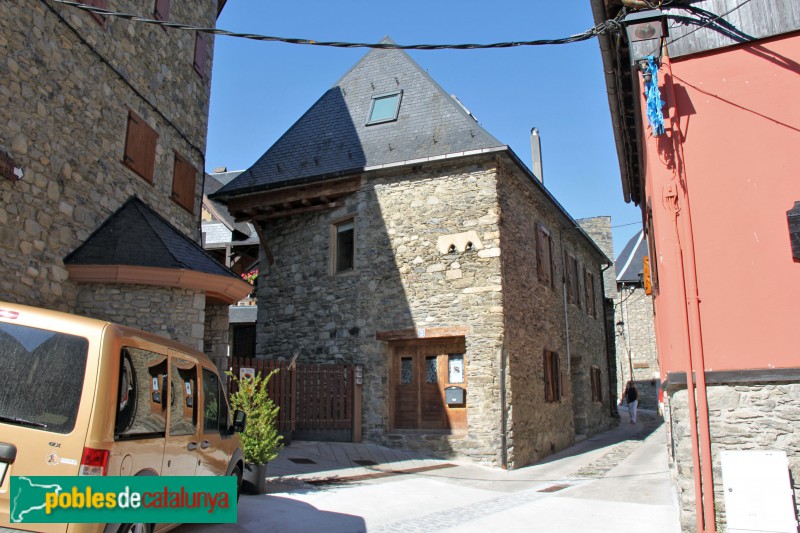 Escunhau - Çò dels Mingo, amb restes d'una finestra gòtica (Foto: Albert Esteves, 2018) Escunhau - Çò dels Mingo, amb restes d'una finestra gòtica