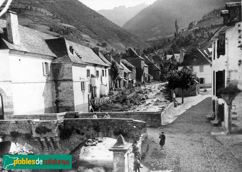 Vielha - Antic pont sobre el riu Nere (desaparegut) (Foto: Juli Soler -Arxiu Fotogràfic Centre Excursionista de Catalunya-, c1900) Vielha - Antic pont sobre el riu Nere (desaparegut)