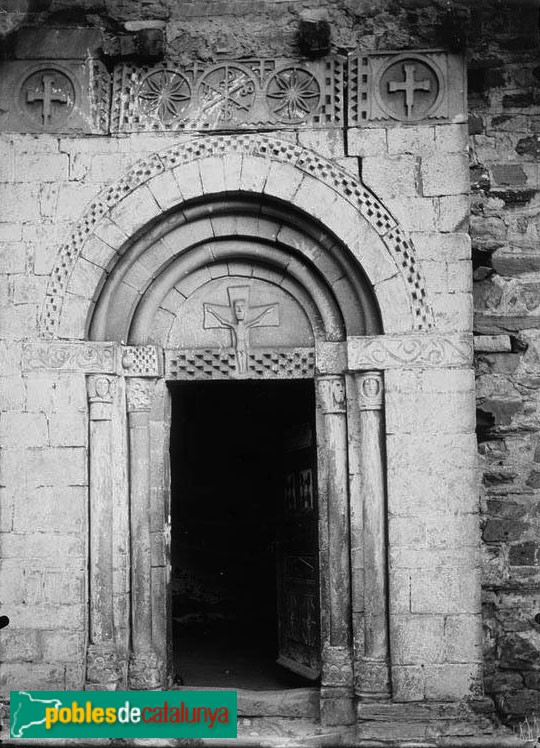 Escunhau - Església de Sant Pere, portada (Foto: Juli Soler Santaló -Arxiu fotogràfic C.E.C.-, 1907) Escunhau - Església de Sant Pere, portada
