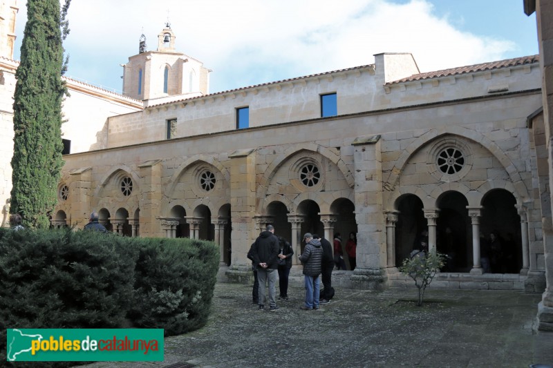 Vallbona de les Monges - Claustre del monestir. Galeria est (Foto: Albert Esteves, 2018) Vallbona de les Monges - Claustre del monestir. Galeria est