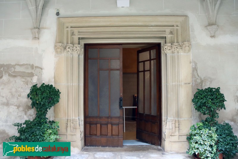Bellpuig - Convent de Sant Bartomeu, porta de l'església des del claustre petit (Foto: Albert Esteves, 2018) Bellpuig - Convent de Sant Bartomeu, porta de l'església des del claustre petit