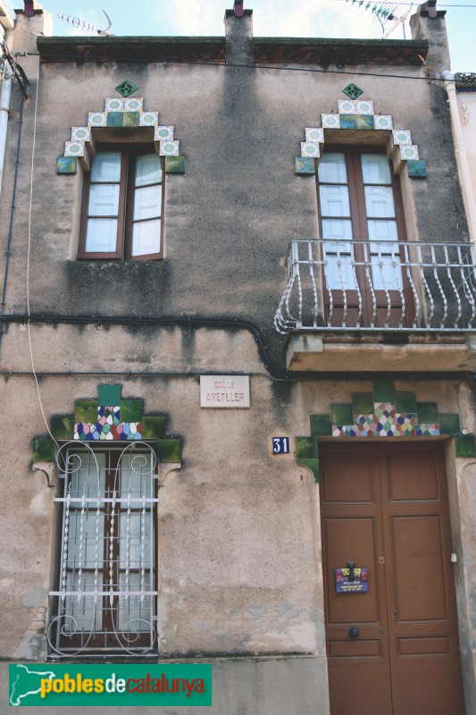 Cornellà de Llobregat - Carrer Ametller, 31 (Foto: Albert Esteves, 2018) Cornellà de Llobregat - Carrer Ametller, 31