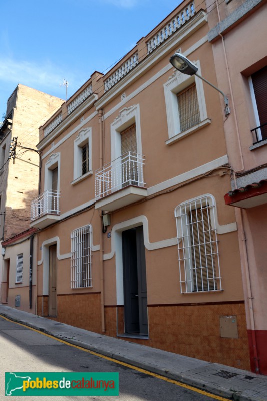 Cornellà de Llobregat - Carrer Ametller, 17-19 (Foto: Albert Esteves, 2018) Cornellà de Llobregat - Carrer Ametller, 17-19
