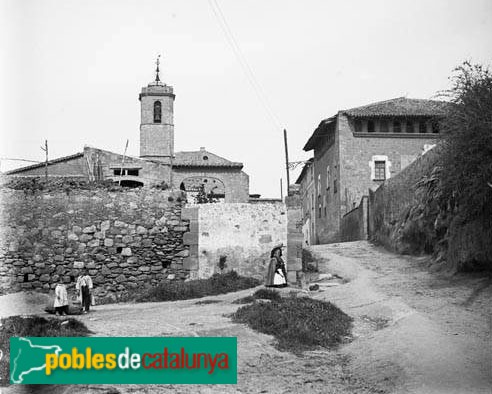 Cornellà de Llobregat - L'església antiga i Can Vallhonrat (Foto: <i>Bartomeu Casanovas -Arxiu Fotogràfic Centre Excursionista de Catalunya-</i>, 1902) Cornellà de Llobregat - L'església antiga i Can Vallhonrat