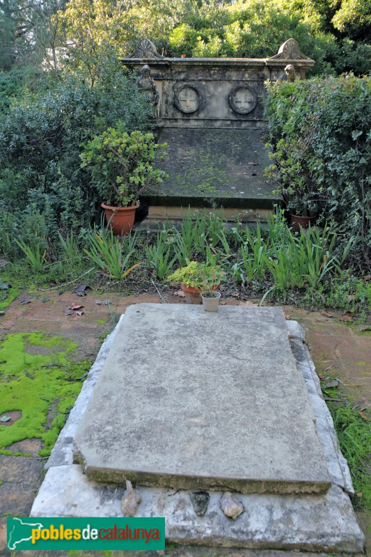 Esplugues de Llobregat - Cementiri: sepulcre Pau Pujol - Rita Baucis (Foto: Albert Esteves, 2018) Esplugues de Llobregat - Cementiri: sepulcre Pau Pujol - Rita Baucis