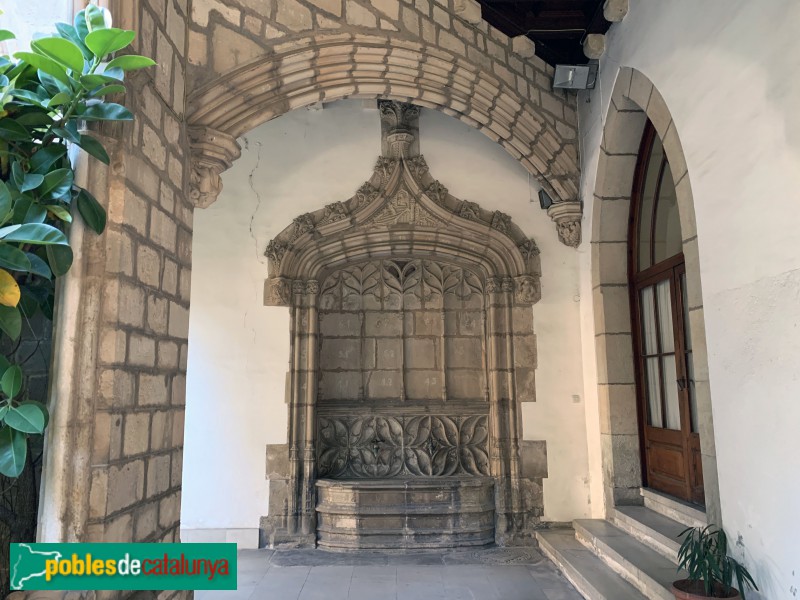 Esplugues de Llobregat - Claustre de Santa Maria de Montsió. Rentamans