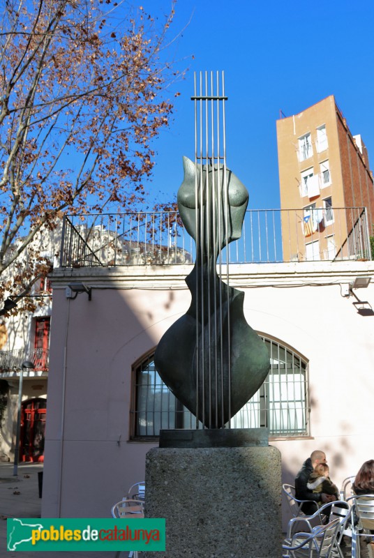 Esplugues de Llobregat - Can Brillas, escultura Dona Guitarra (Foto: Albert Esteves, 2018) Esplugues de Llobregat - Can Brillas, escultura Dona Guitarra