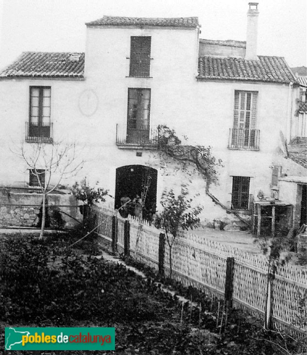 Esplugues de Llobregat - Can Brillas, abans de la reforma (Foto: <i>Inventari del Patrimoni d'Esplugues. Arxiu Municipal)</i>) Esplugues de Llobregat - Can Brillas, abans de la reforma