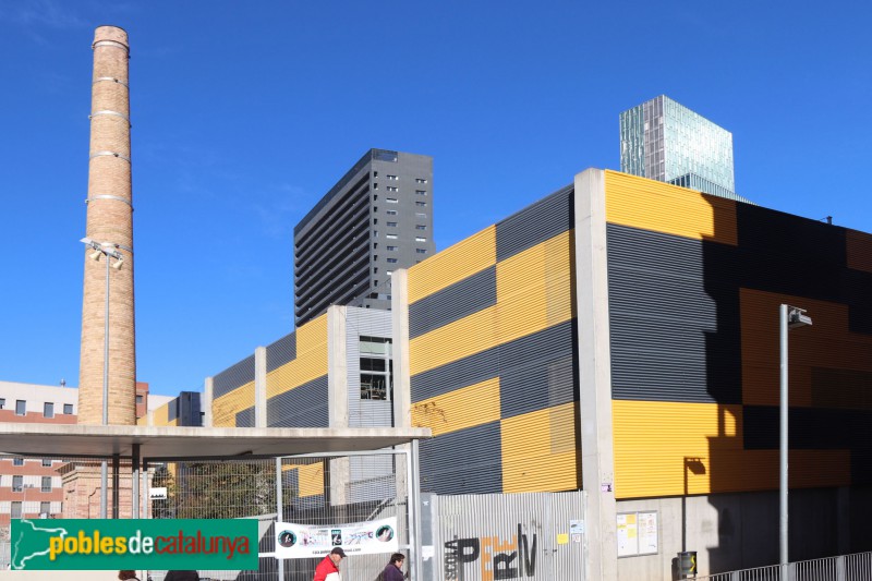 Barcelona - Xemeneia Drogas Alesan i escola Pere IV