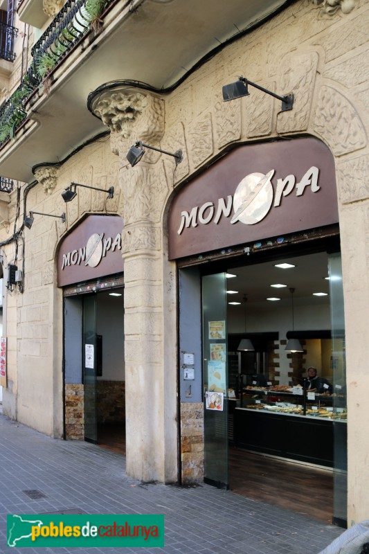 Barcelona - Rambla del Poblenou, 102 (Foto: Albert Esteves, 2019) Barcelona - Rambla del Poblenou, 102