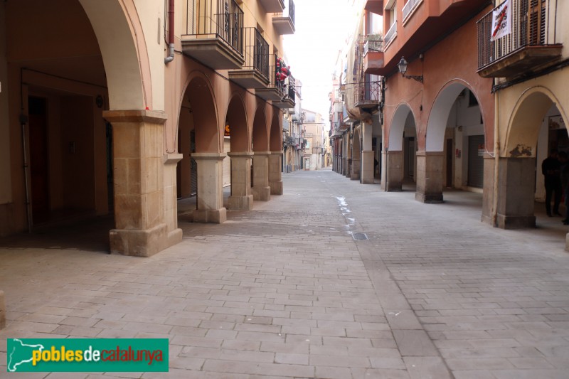 Agramunt - Cases i coberts del carrer Sió (Foto: Albert Esteves, 2018) Agramunt - Cases i coberts del carrer Sió