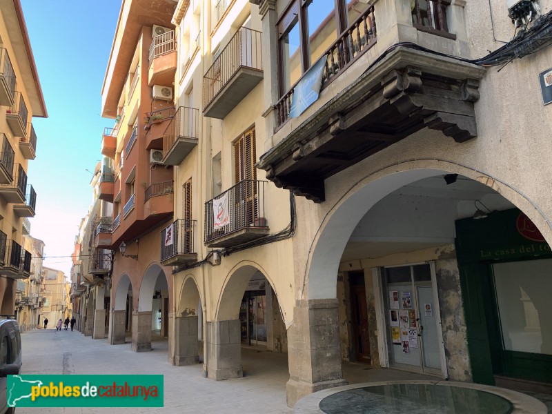 Agramunt - Cases i coberts del carrer Sió (Foto: Albert Esteves, 2019) Agramunt - Cases i coberts del carrer Sió