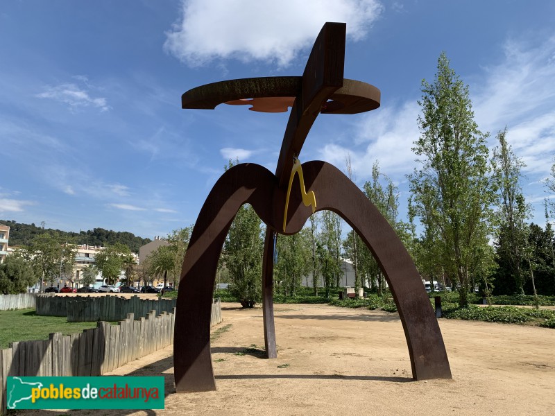 Molins de Rei - Escultura Tripodium (Foto: Albert Esteves, 2019) Molins de Rei - Escultura Tripodium
