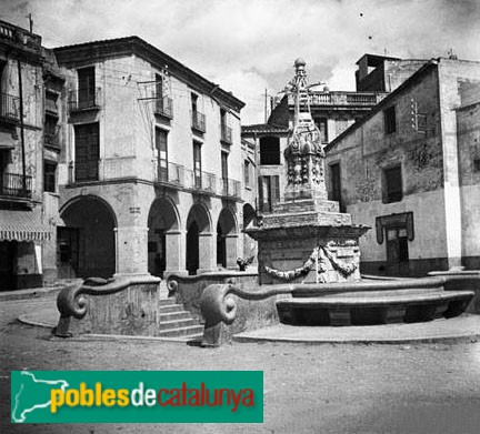 Olesa de Montserrat - Plaça de les Fonts (Foto: Jaume Biosca -Arxiu fotogràfic C.E.C.-, 1935) Olesa de Montserrat - Plaça de les Fonts