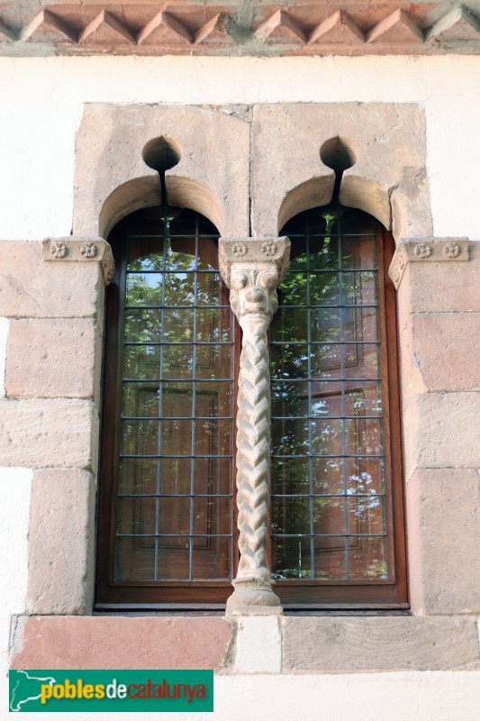 Museu de l'Enrajolada - Finestra procedent de la masia de Can Terme de la Parra (Gelida) (Foto: Albert Esteves, 2019) Museu de l'Enrajolada - Finestra procedent de la masia de Can Terme de la Parra (Gelida)