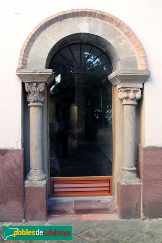 Museu de l'Enrajolada - Portal del claustre de Sant Pere de les Puelles, Barcelona (Foto: Albert Esteves, 2019) Museu de l'Enrajolada - Portal del claustre de Sant Pere de les Puelles, Barcelona