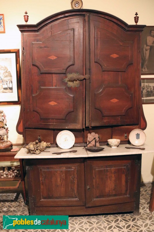 Museu de l'Enrajolada - Armari de farmàcia del segle XVIII (Foto: Albert Esteves, 2019) Museu de l'Enrajolada - Armari de farmàcia del segle XVIII