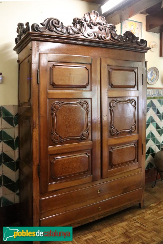 Museu de l'Enrajolada - Armari de noguera del segle XVIII (Foto: Albert Esteves, 2019) Museu de l'Enrajolada - Armari de noguera del segle XVIII