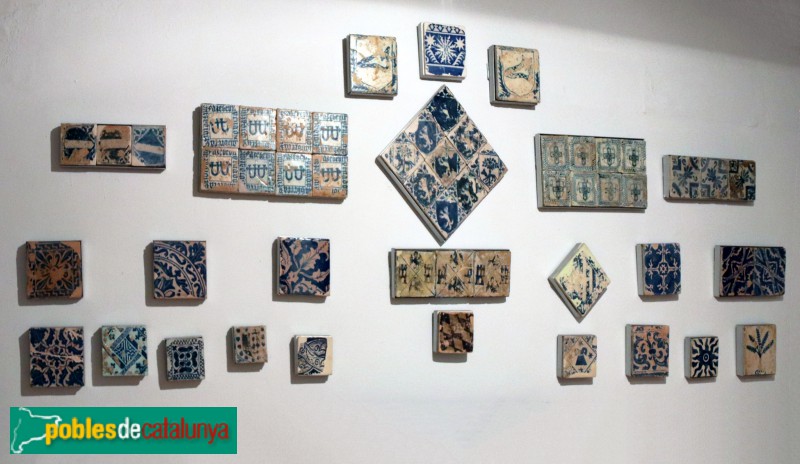 Martorell - Museu Vicenç Ros - Rajoles gòtiques amb heràldica i motius diversos (segle XV) (Foto: Albert Esteves, 2019) Martorell - Museu Vicenç Ros - Rajoles gòtiques amb heràldica i motius diversos (segle XV)