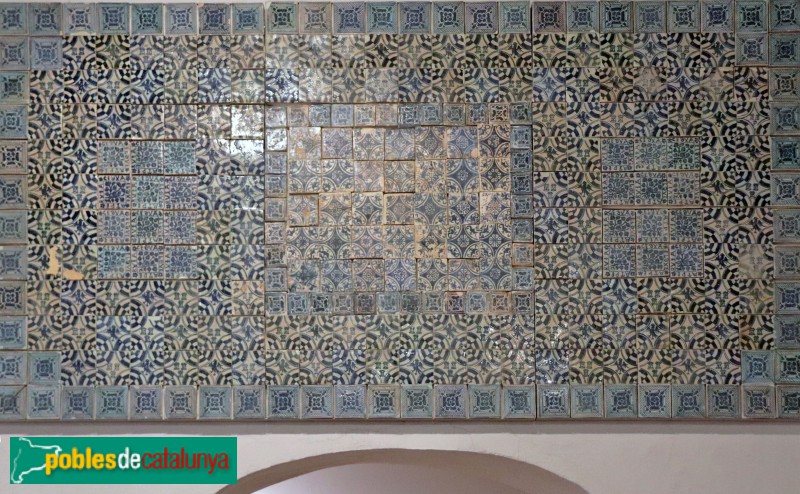 Martorell - Museu Vicenç Ros - Rajoles gòtiques del segle XV (ceràmica catalana-valenciana) (Foto: Albert Esteves, 2019) Martorell - Museu Vicenç Ros - Rajoles gòtiques del segle XV (ceràmica catalana-valenciana)