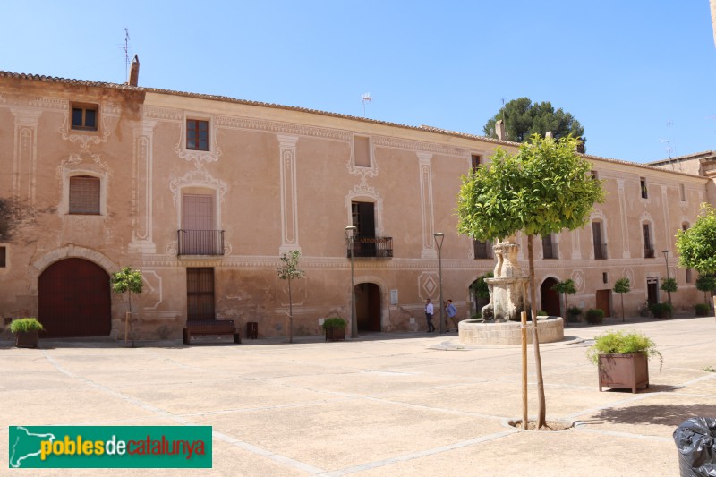 Monestir de Santes Creus - Plaça de Sant Bernat (Foto: Albert Esteves, 2019) Monestir de Santes Creus - Plaça de Sant Bernat