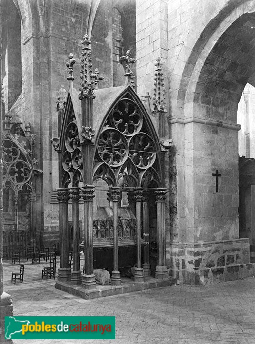 Monestir de Santes Creus - Sepulcre del rei Pere el Gran (Foto: <i>Juli Santaló -Arxiu Centre Excursionista de Catalunya-</i>, c.1900) Monestir de Santes Creus - Sepulcre del rei Pere el Gran