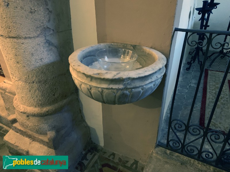 Montferri - Església de Sant Bartomeu, pica beneitera (Foto: Albert Esteves, 2019) Montferri - Església de Sant Bartomeu, pica beneitera