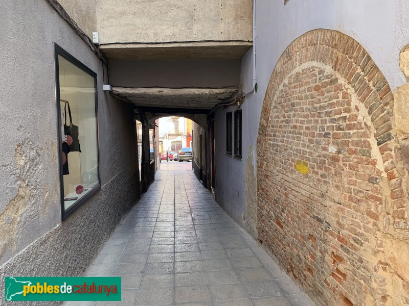 Valls - Pas cobert del carrer Mercat (Foto: Albert Esteves, 2019) Valls - Pas cobert del carrer Mercat
