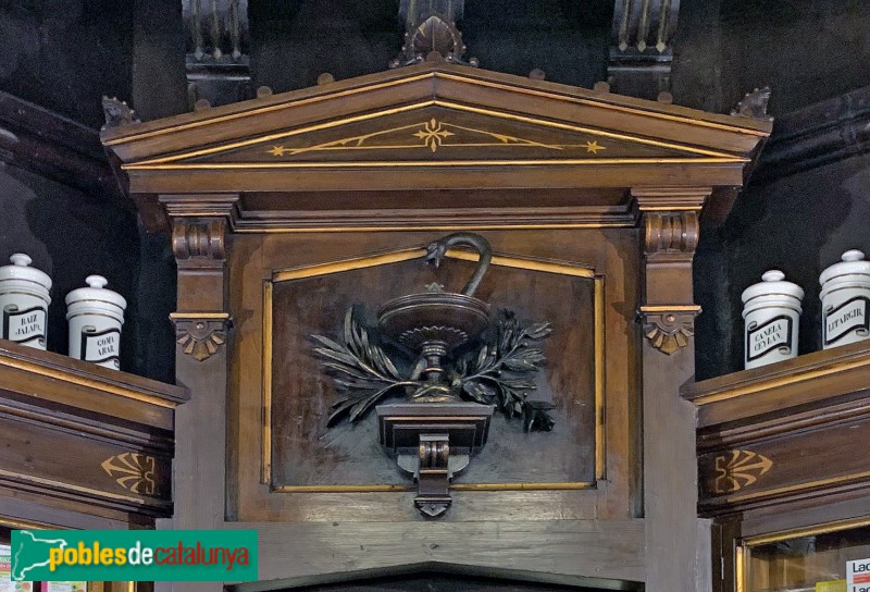 Valls - Farmàcia Viscasillas, símbol farmacèutic amb la copa d'Higiea (Foto: Albert Esteves, 2019) Valls - Farmàcia Viscasillas, símbol farmacèutic amb la copa d'Higiea