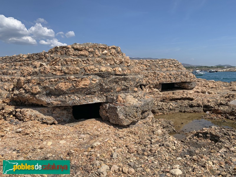 L'Ametlla de Mar - Niu de metralladores de Sant Jordi (Foto: Albert Esteves, 2019) L'Ametlla de Mar - Niu de metralladores de Sant Jordi