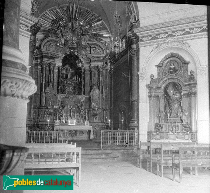 Alcover - Ermita del Remei. Retaule destruït (Foto: <i>Francesc Blasi -Arxiu Fotogràfic Centre Excursionista de Catalunya-</i>, anys vint) Alcover - Ermita del Remei. Retaule destruït