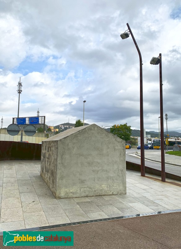 Barcelona - Monument a les Cases Barates (Foto: Albert Esteves, 2019) Barcelona - Monument a les Cases Barates