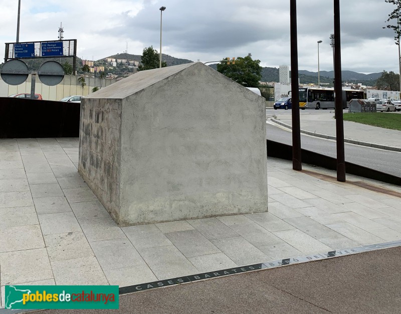 Barcelona - Monument a les Cases Barates (Foto: Albert Esteves, 2019) Barcelona - Monument a les Cases Barates