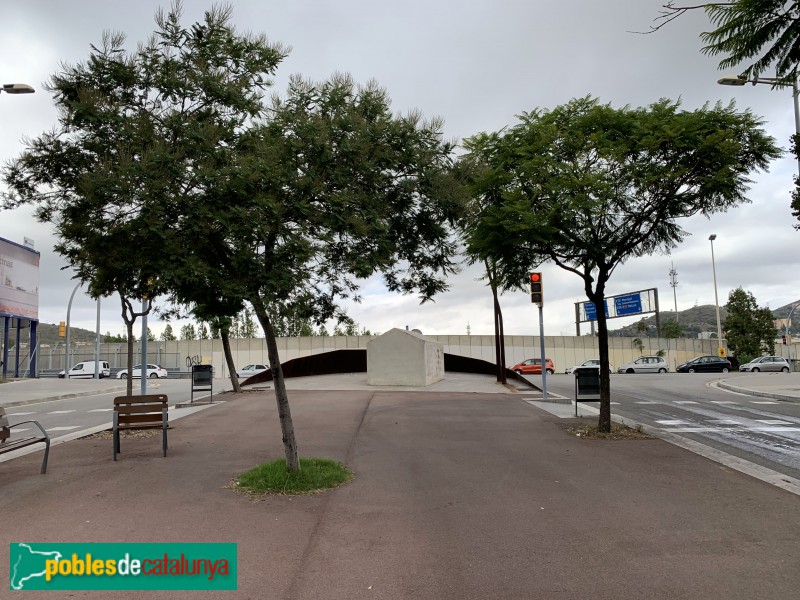 Barcelona - Monument a les Cases Barates (Foto: Albert Esteves, 2019) Barcelona - Monument a les Cases Barates