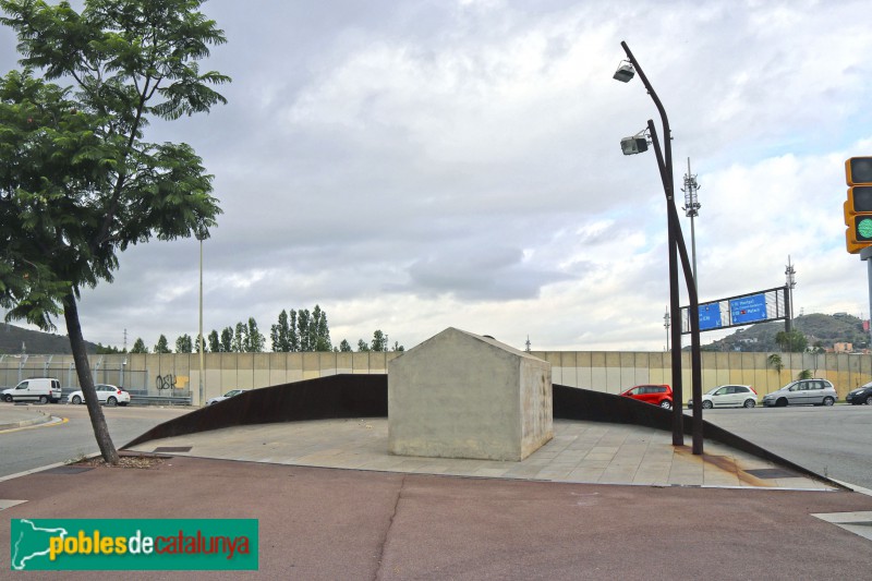 Barcelona - Monument a les Cases Barates (Foto: Albert Esteves, 2019) Barcelona - Monument a les Cases Barates