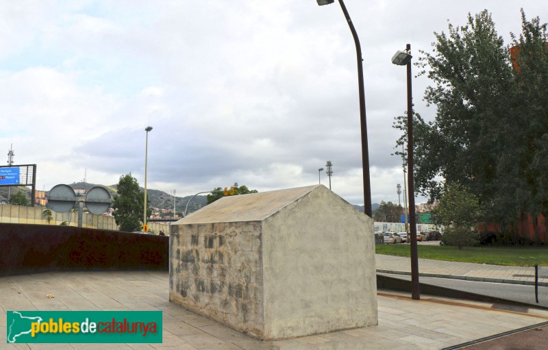 Barcelona - Monument a les Cases Barates (Foto: Albert Esteves, 2019) Barcelona - Monument a les Cases Barates