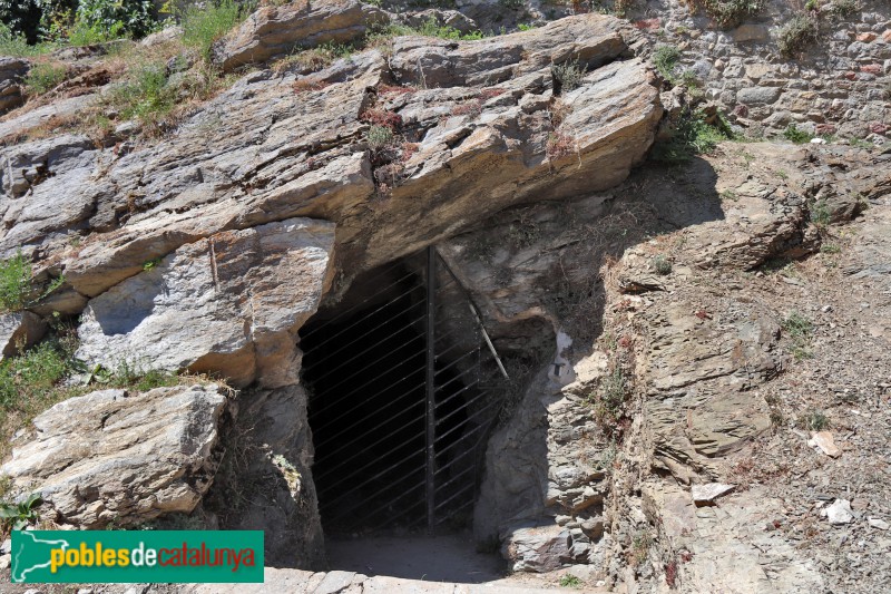 Bellver - Muralles, entrada d'un passadís (Foto: Albert Esteves, 2019) Bellver - Muralles, entrada d'un passadís