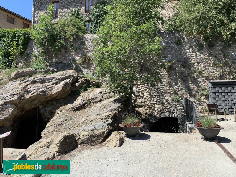 Bellver - Muralles, entrada d'un passadís (Foto: Albert Esteves, 2019) Bellver - Muralles, entrada d'un passadís