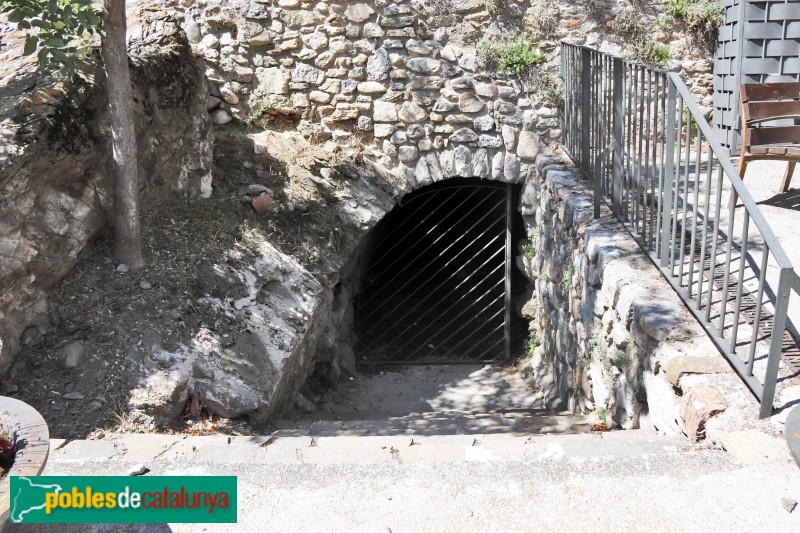 Bellver - Muralles, entrada d'un passadís (Foto: Albert Esteves, 2019) Bellver - Muralles, entrada d'un passadís