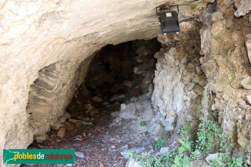 Bellver - Muralles, entrada d'un passadís (Foto: Albert Esteves, 2019) Bellver - Muralles, entrada d'un passadís