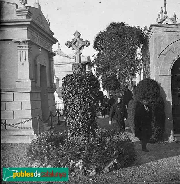 Barcelona - Creu de terme al cementiri de Sant Andreu (Foto: Josep Salvany -Fons Salvany, Biblioteca de Catalunya-, 1916) Barcelona - Creu de terme al cementiri de Sant Andreu
