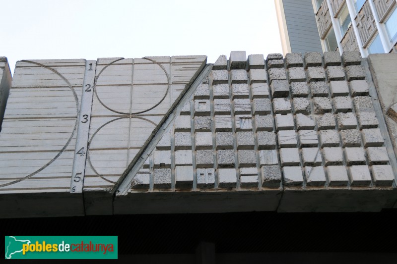 Barcelona - Relleus de l'edifici Novíssim (Foto: Albert Esteves, 2019) Barcelona - Relleus de l'edifici Novíssim