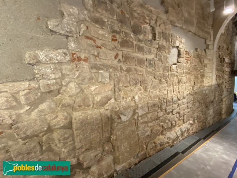 Barcelona - Muralla romana del palau Marc (Foto: Albert Esteves, 2019) Barcelona - Muralla romana del palau Marc