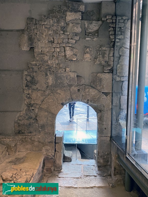 Barcelona - Porta de Mar (Porta Decumana Oriental) (Foto: Albert Esteves, 2019) Barcelona - Porta de Mar (Porta Decumana Oriental)