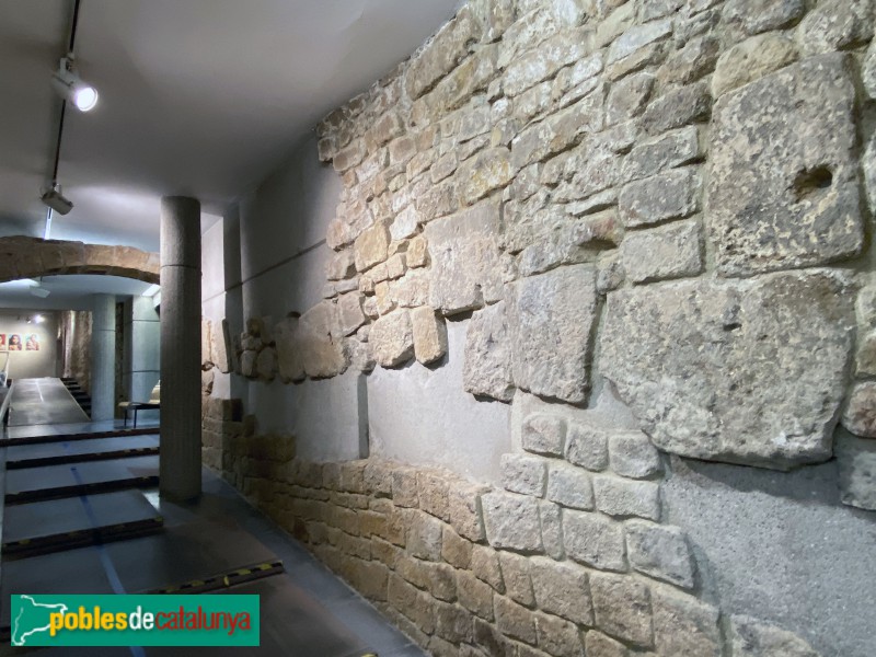 Barcelona - Muralla romana del palau Marc (Foto: Albert Esteves, 2019) Barcelona - Muralla romana del palau Marc