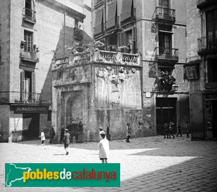 Barcelona - Font gòtica de la plaça Sant Just (Foto: Jaume Biosca -Arxiu Fotogràfic Centre Excursionista de Catalunya-, 1921) Barcelona - Font gòtica de la plaça Sant Just