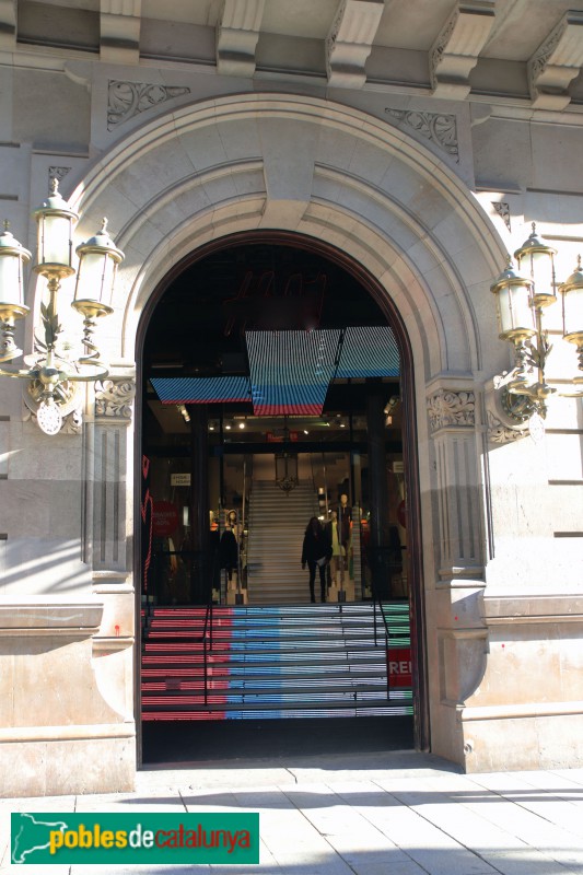 Barcelona - Edifici de Catalana de Gas (Foto: Albert Esteves, 2020) Barcelona - Edifici de Catalana de Gas